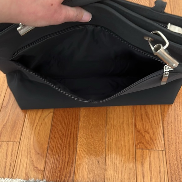 Vintage “G” Large Black Purse with Silver Detailing - Picture 4 of 11